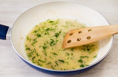 La preparazione delle scaloppine al vino bianco