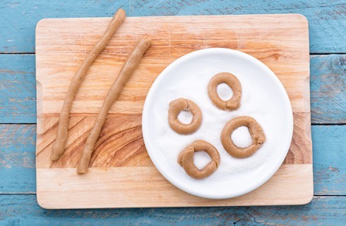 La preparazione dei taralli dolci