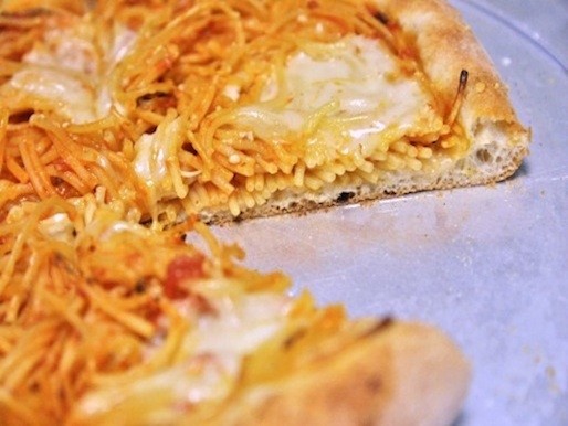 Spaghetti pizza cucinare la pasta all'estero