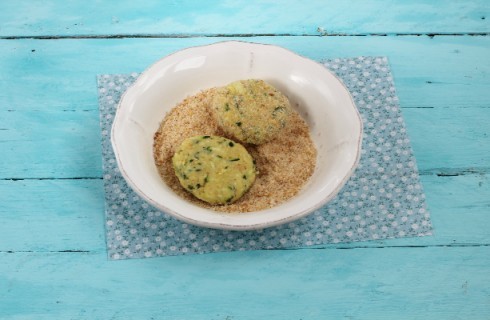 La preparazione delle polpette patate e zucchine