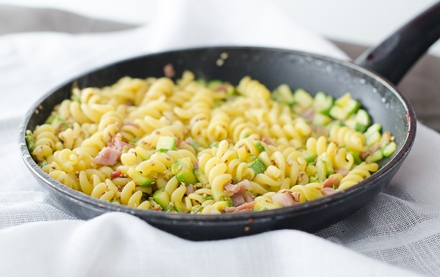 La preparazione della pasta con zucchine e speck