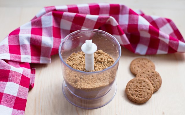 La base di biscotti della cheesecake ai frutti di bosco