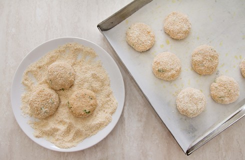 La preparazione delle polpette di tonno e patate
