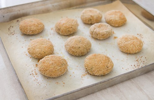 La preparazione delle polpette di tonno e patate