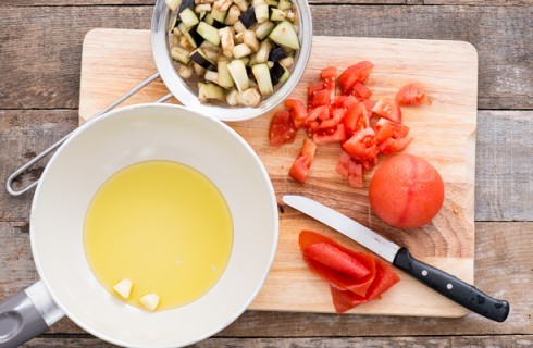 La preparazione della pasta con melanzane e pesce spada