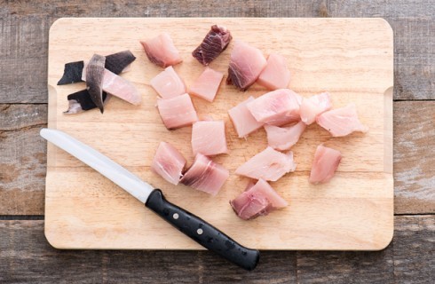 La preparazione della pasta con melanzane e pesce spada