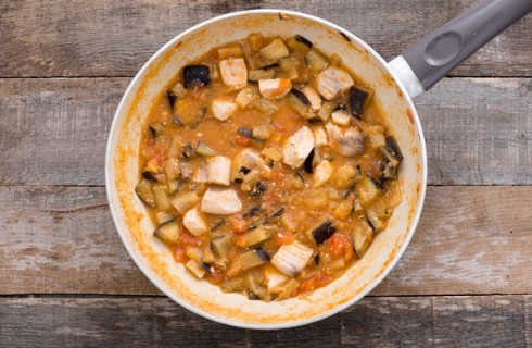 La preparazione della pasta con melanzane e pesce spada