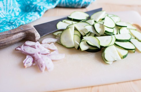 La preparazione della pasta ricotta e zucchine