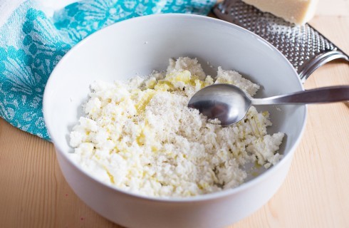 La preparazione della pasta ricotta e zucchine