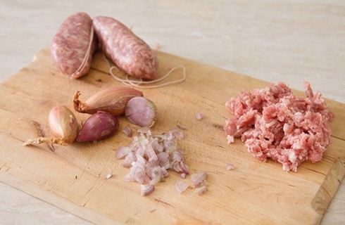La preparazione della pasta con salsiccia