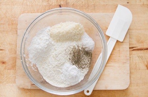 La preparazione del plum cake slalato allo yogurt