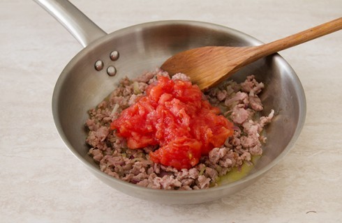 La preparazione della pasta con salsiccia