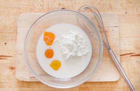 La preparazione del plum cake slalato allo yogurt