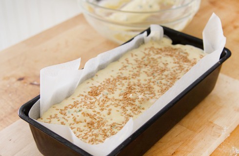 La preparazione del plum cake slalato allo yogurt