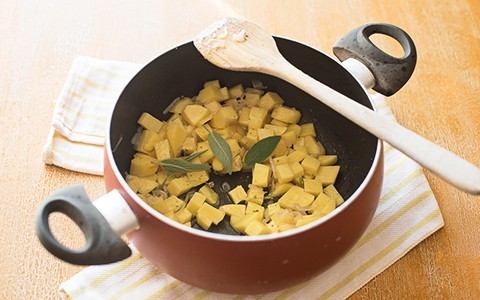 riso e patate - rosolare le patate