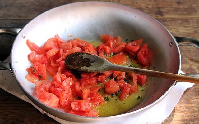 Triglie alla livornese - pomodori in padella