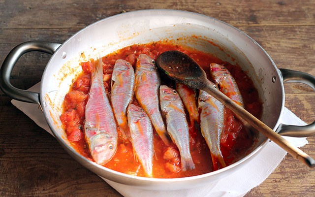 Triglie alla livornese - triglie e pomodori in padella