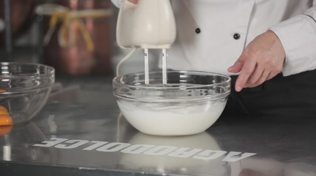 TOrta al cioccolato - 1 separare i tuorli dagli albumi