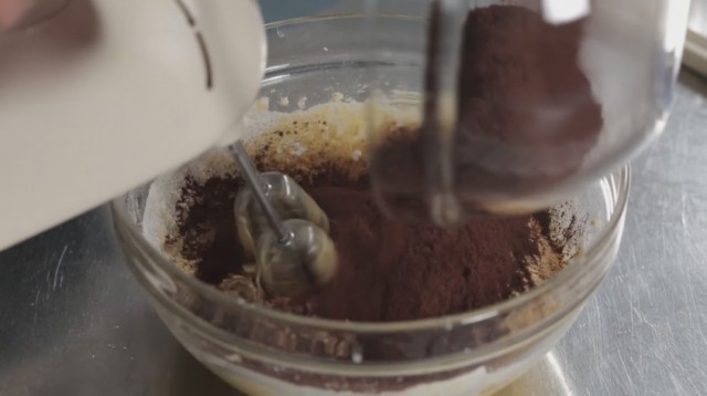 TOrta al cioccolato - 5 farina e cacao setacciati