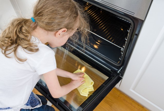 pulire sportello forno