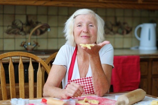 Nonna felice che cucina