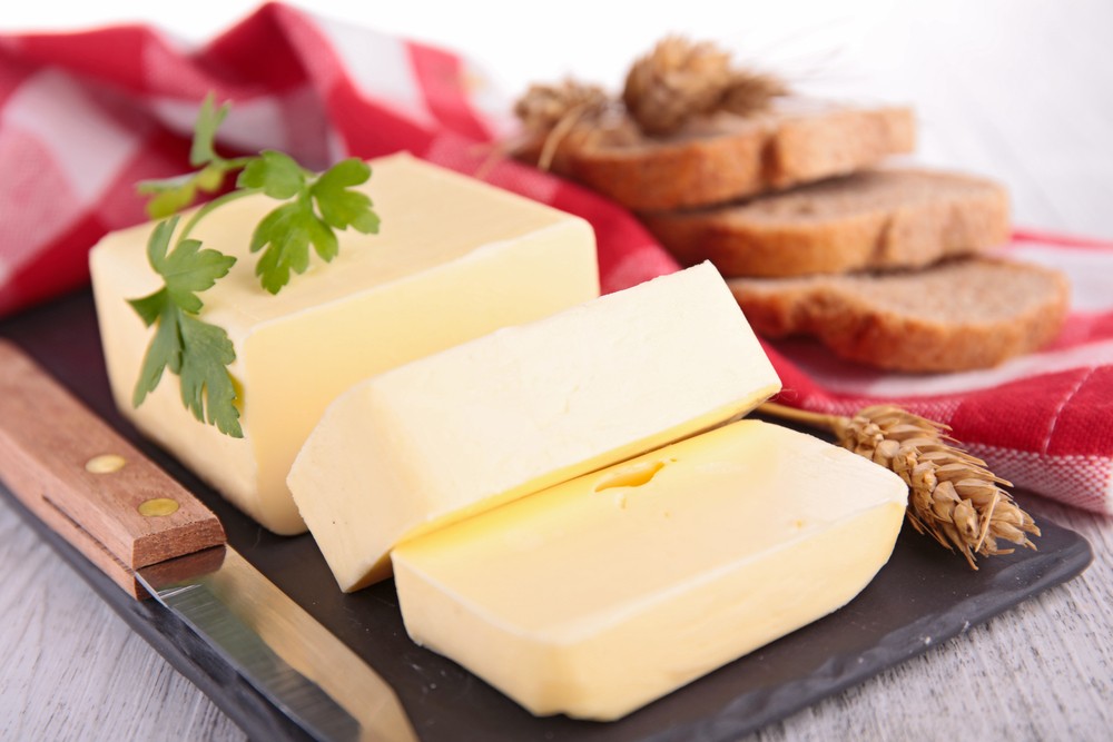 Spesso per non venire a contatto con grassi animali, si pensa di sostituire il burro con la margarina. Non sempre, però, tale sostituzione rispetta i vostri intenti. Infatti, sebbene molte margarine siano realizzate con oli vegetali, in alcuni casi esse possono anche contenere gelatina, caseina e siero di latte e non essere così adatte per una dieta vegana.