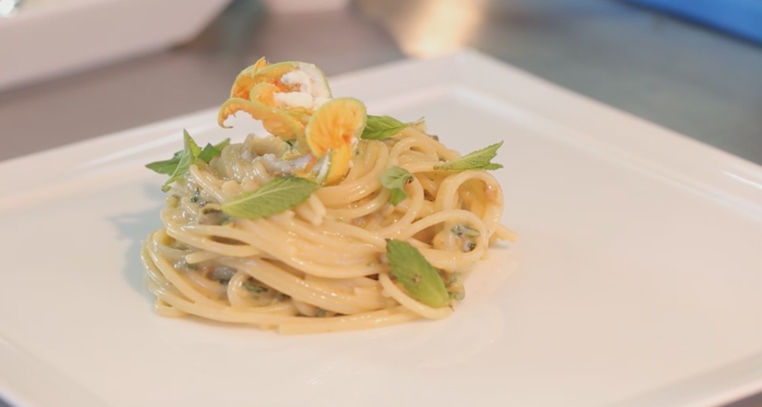 Spaghetti alle zucchine in fiore, formaggi e menta