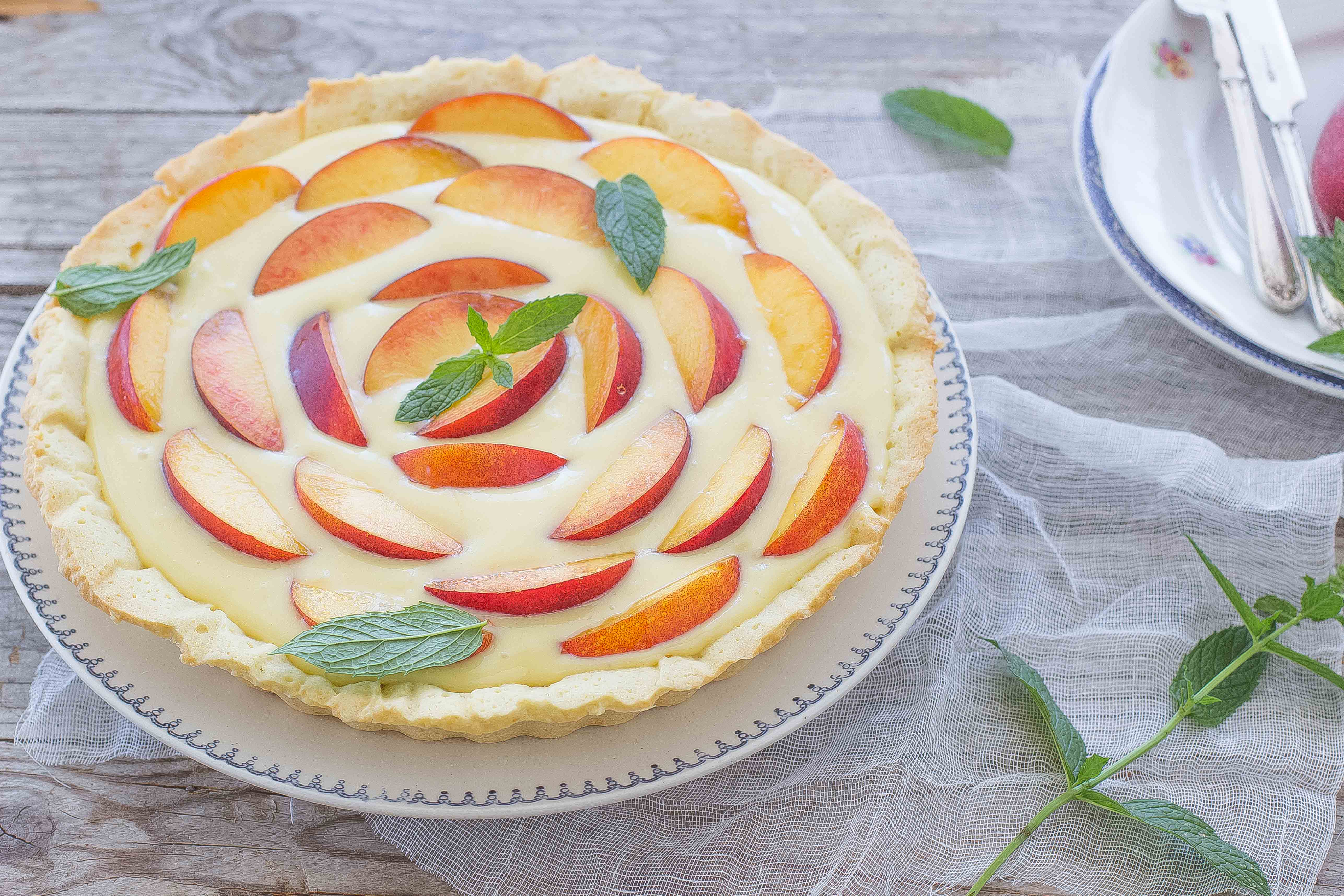 Crostata di pesche nettarine e crema