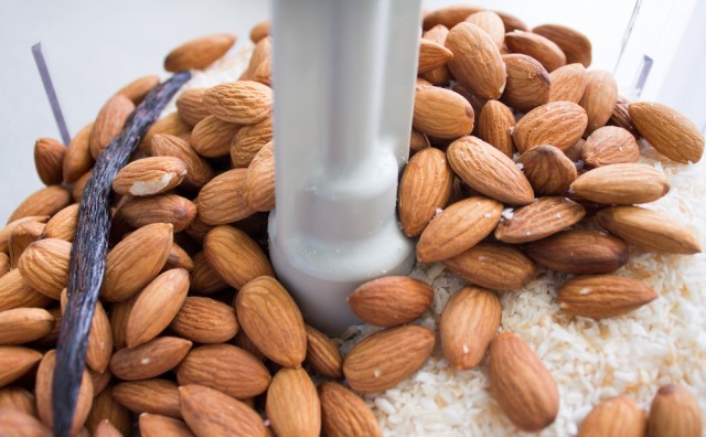 mandorle tritate usare il  mixer