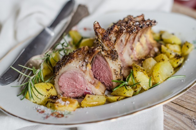 Perché non un bel carré di agnello al forno con patate?