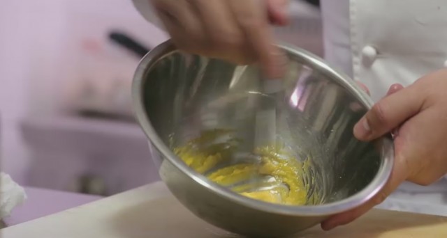 Preparazione della crema di tuorlo e pecorino