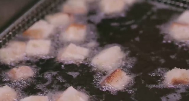 Frittura dei cubetti di pane