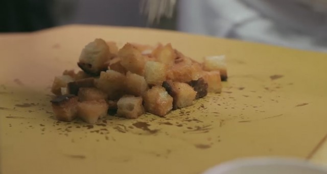 Pane fritto servito sulla crema