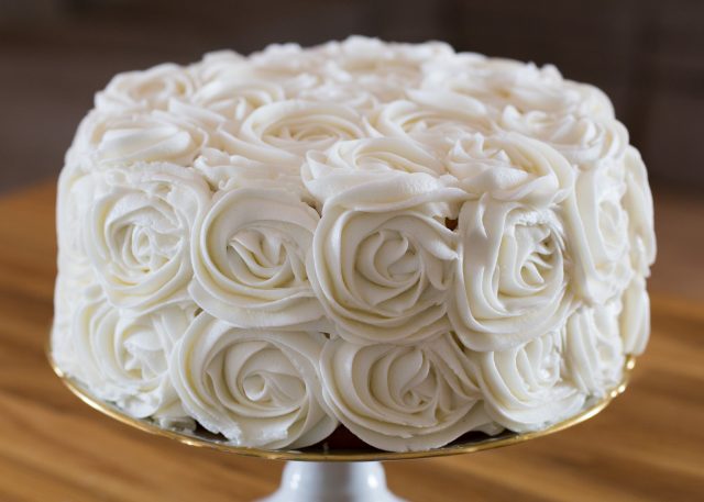 rose-di-panna 10 trucchi per decorare una torta