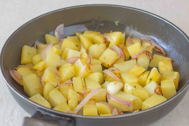 step-5-patate-e-zucchine-in-padella