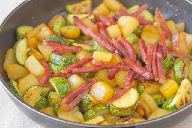step-6-patate-e-zucchine-in-padella