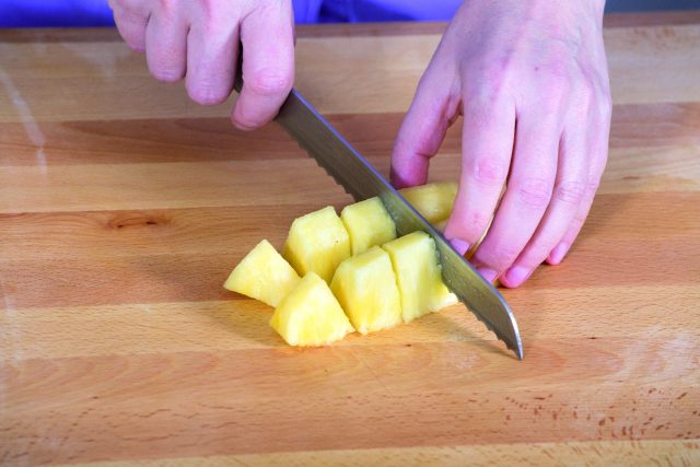 Taglio ananas per spiedini