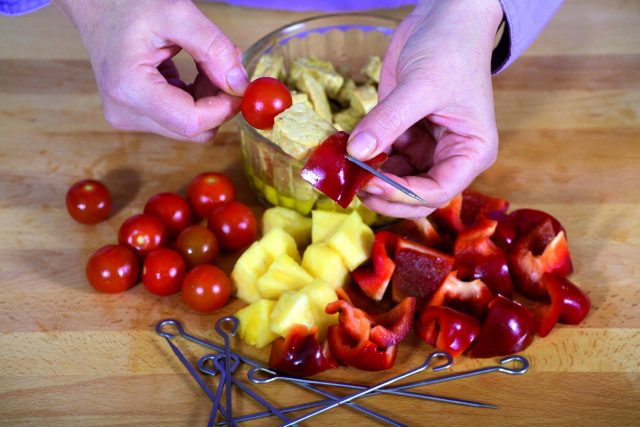 Preparazione spiedini di tempeh
