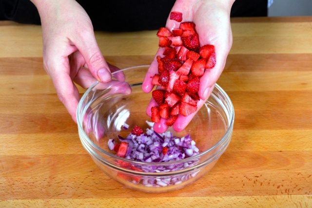 Cipolle e fragole marinate