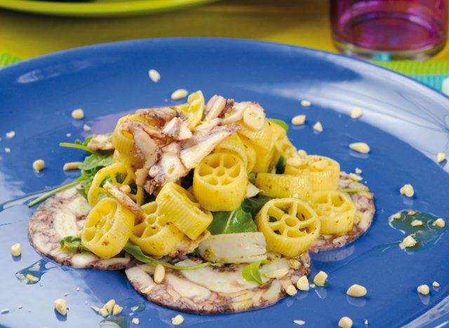 Insalata di pasta con carpaccio di polpo e pesto di rucola