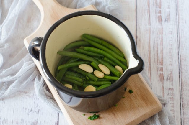 Preparazione pesto di fagiolini