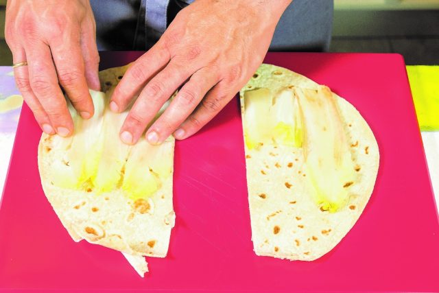 cannellone-di-piadina-al-barbecue-con-formaggio-e-nduja-a1904-1bs
