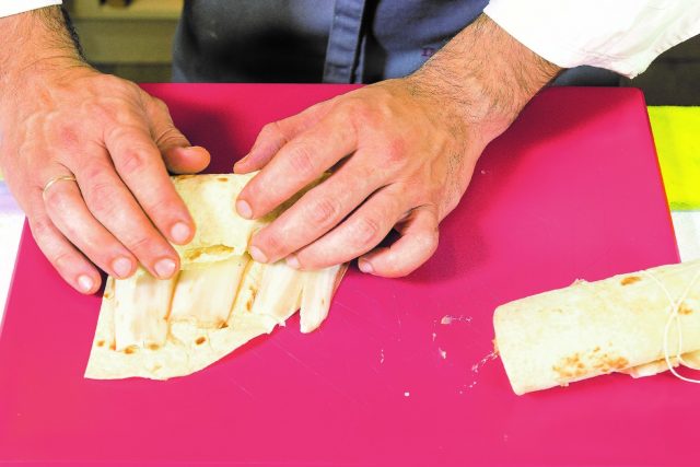 cannellone-di-piadina-al-barbecue-con-formaggio-e-nduja-a1904-2bs