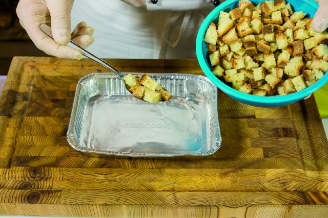 Pane tagliato per i crostini