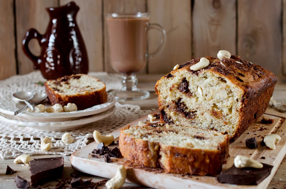 Plumcake allo yogurt con cioccolato e anacardi
