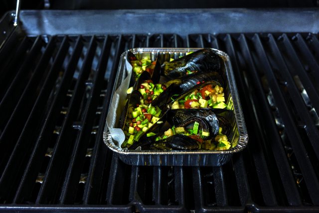 cozze-ripiene-al-barbecue-con-verdure-e-pepe-rosa-a1939-3