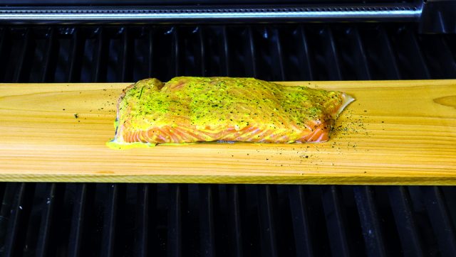 salmone-cotto-sulla-tavoletta-di-legno-di-cedro-a1845-4