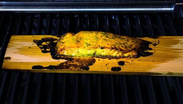salmone-cotto-sulla-tavoletta-di-legno-di-cedro-a1845-5
