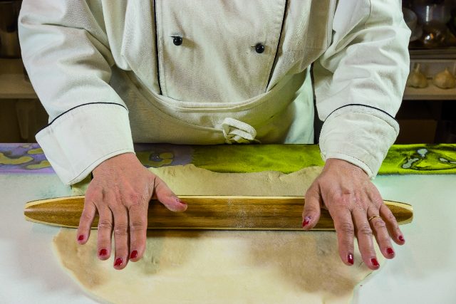Impasto steso per le pizzette al barbecue