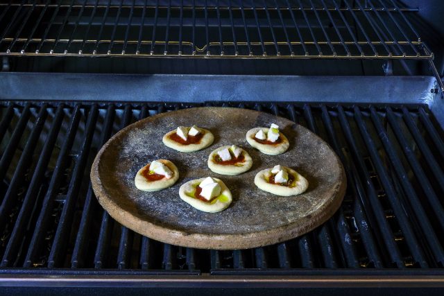 Pizzette al barbecue in cottura